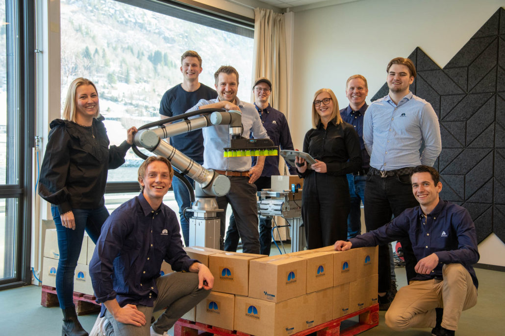 rocketfarm employees together with a palletizing solution